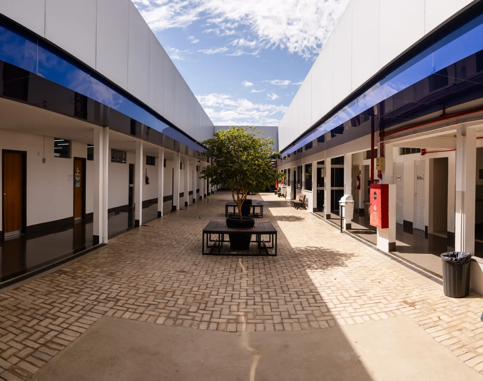 Pátio central do Colégio Alternativo